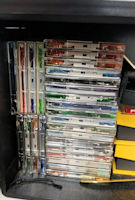 ミニコンポが鎮座しているくらいなので、MDもまだこんなに持っているのです