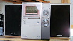 あたしの寝床の枕元には、MDも聞けるミニコンポが鎮座しております